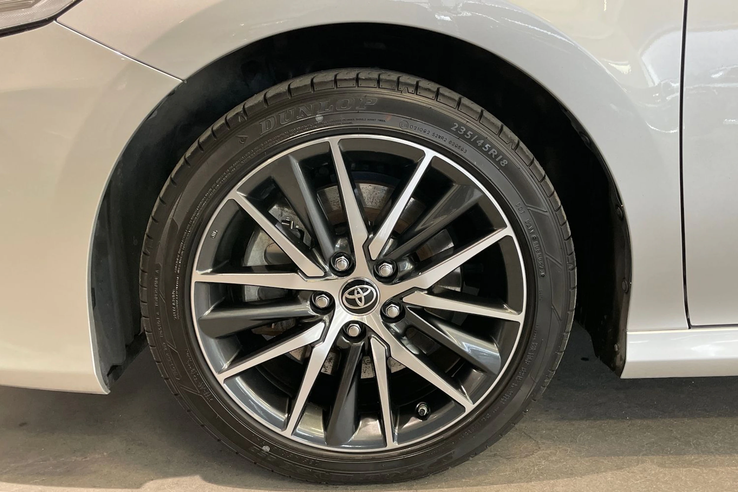 hopea Toyota Camry 2023 kuva 13.