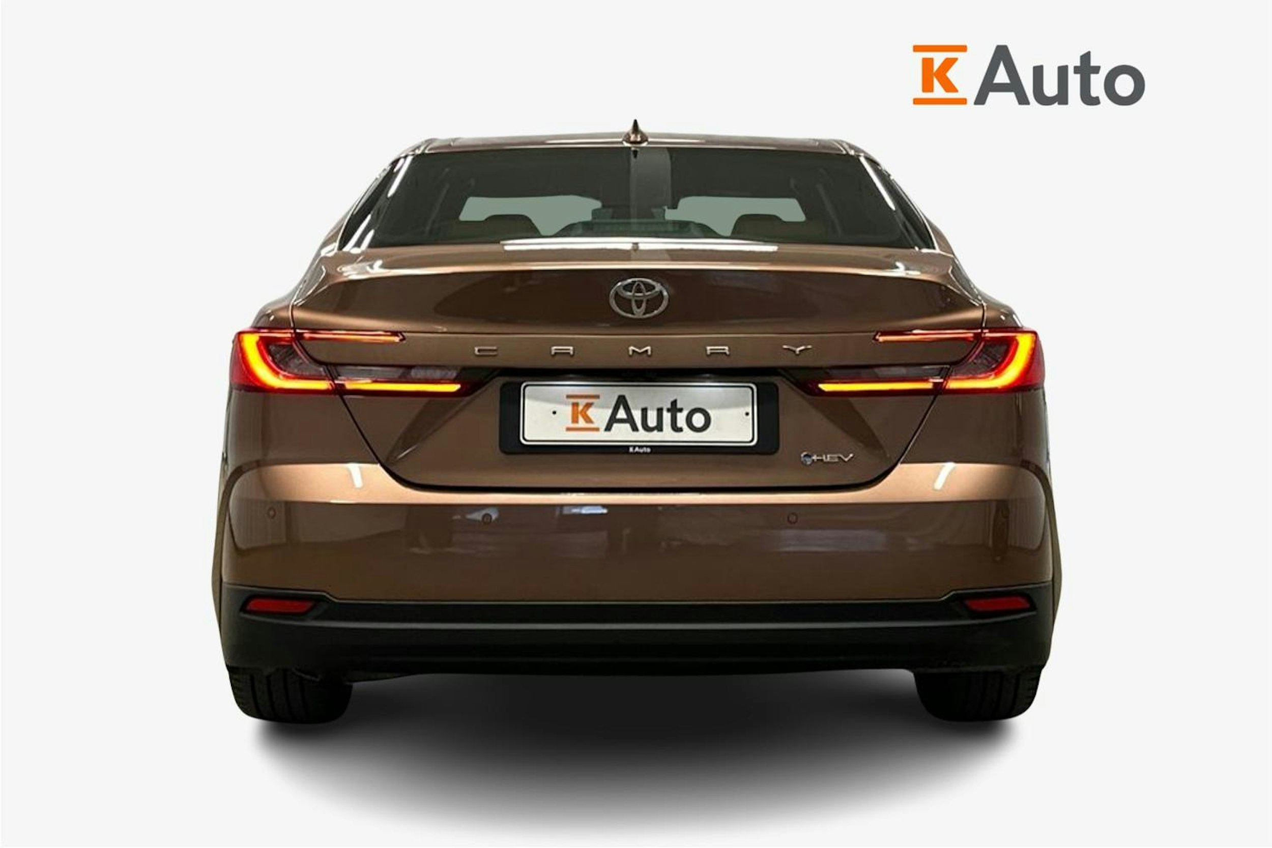 ruskea Toyota Camry 2024 kuva 3.