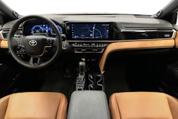 ruskea Toyota Camry 2024 kuva 8.