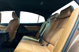 ruskea Toyota Camry 2024 kuva 9.