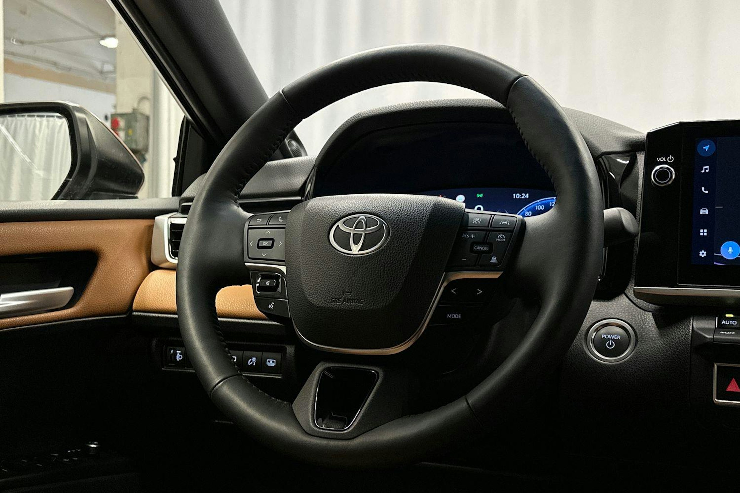 ruskea Toyota Camry 2024 kuva 12.