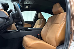 ruskea Toyota Camry 2024 kuva 13.