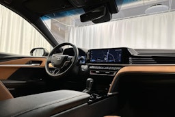 ruskea Toyota Camry 2024 kuva 15.