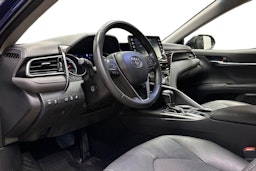 sininen Toyota Camry 2024 kuva 6.