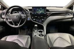 sininen Toyota Camry 2024 kuva 7.