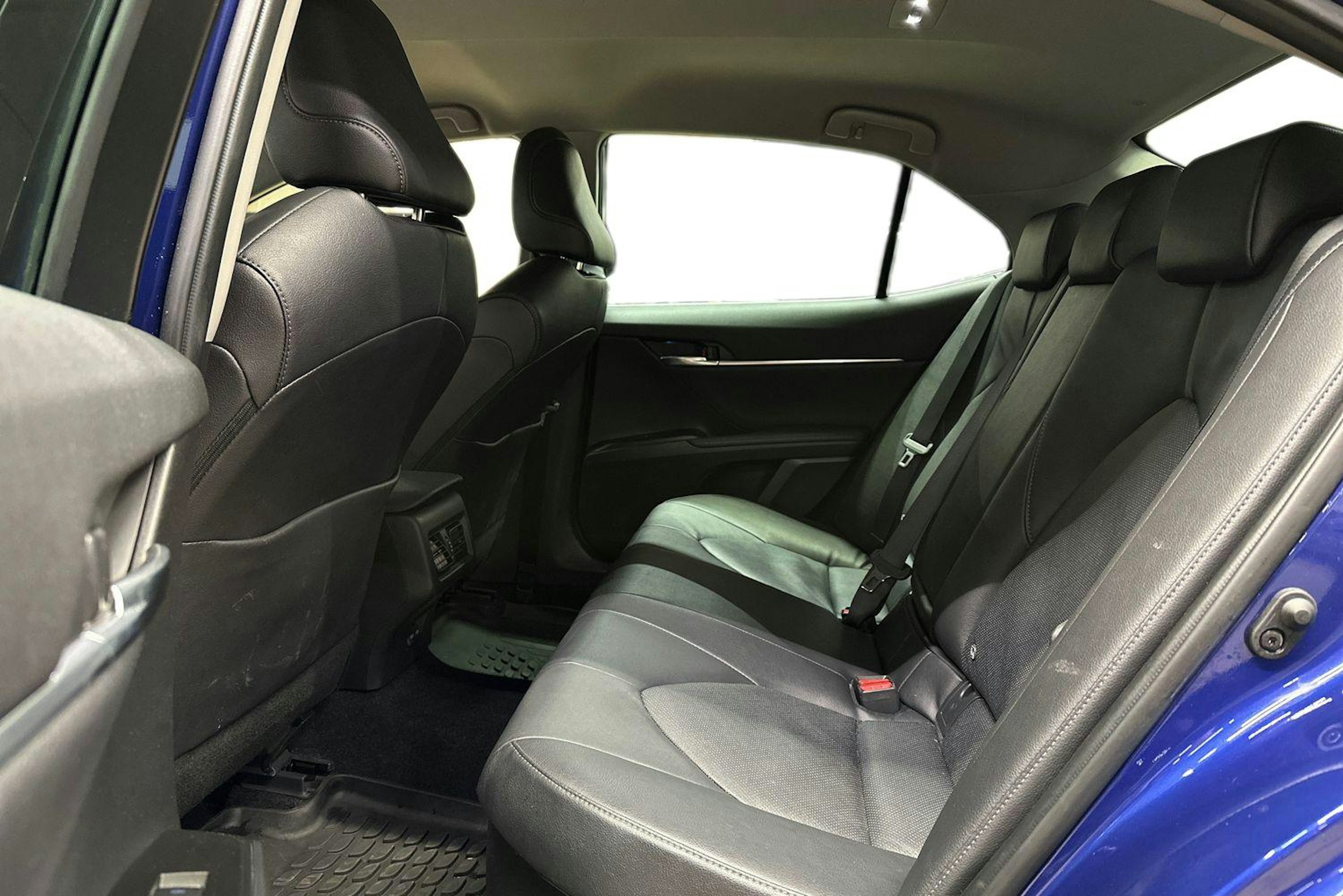 sininen Toyota Camry 2024 kuva 8.