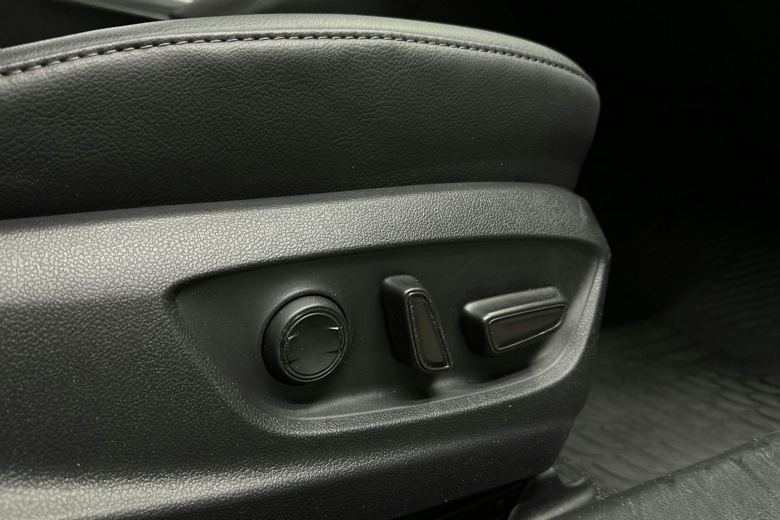 sininen Toyota Camry 2024 kuva 11.