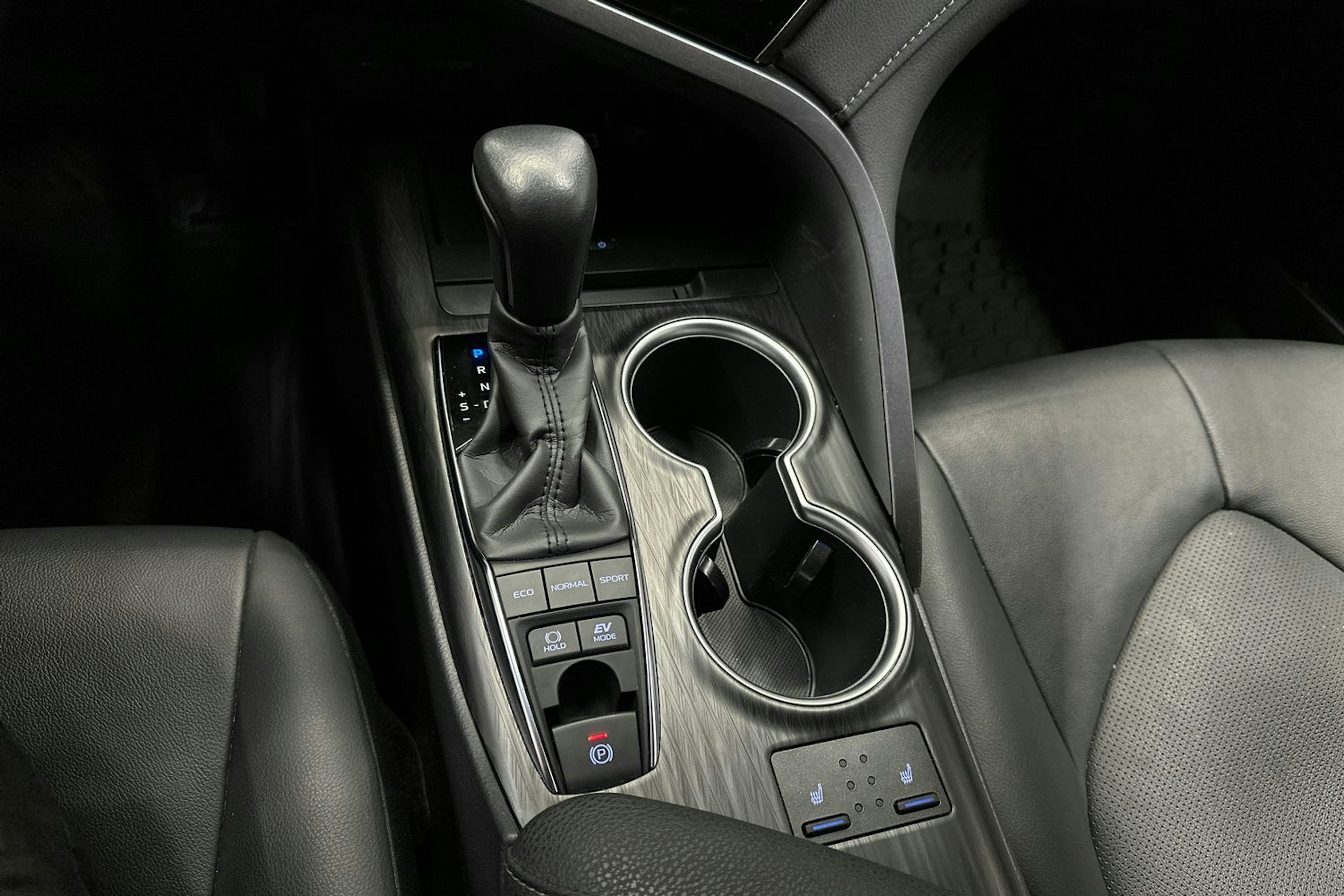 sininen Toyota Camry 2024 kuva 18.