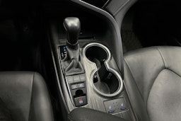 sininen Toyota Camry 2024 kuva 18.