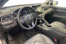 harmaa Toyota Camry 2024 kuva 7.