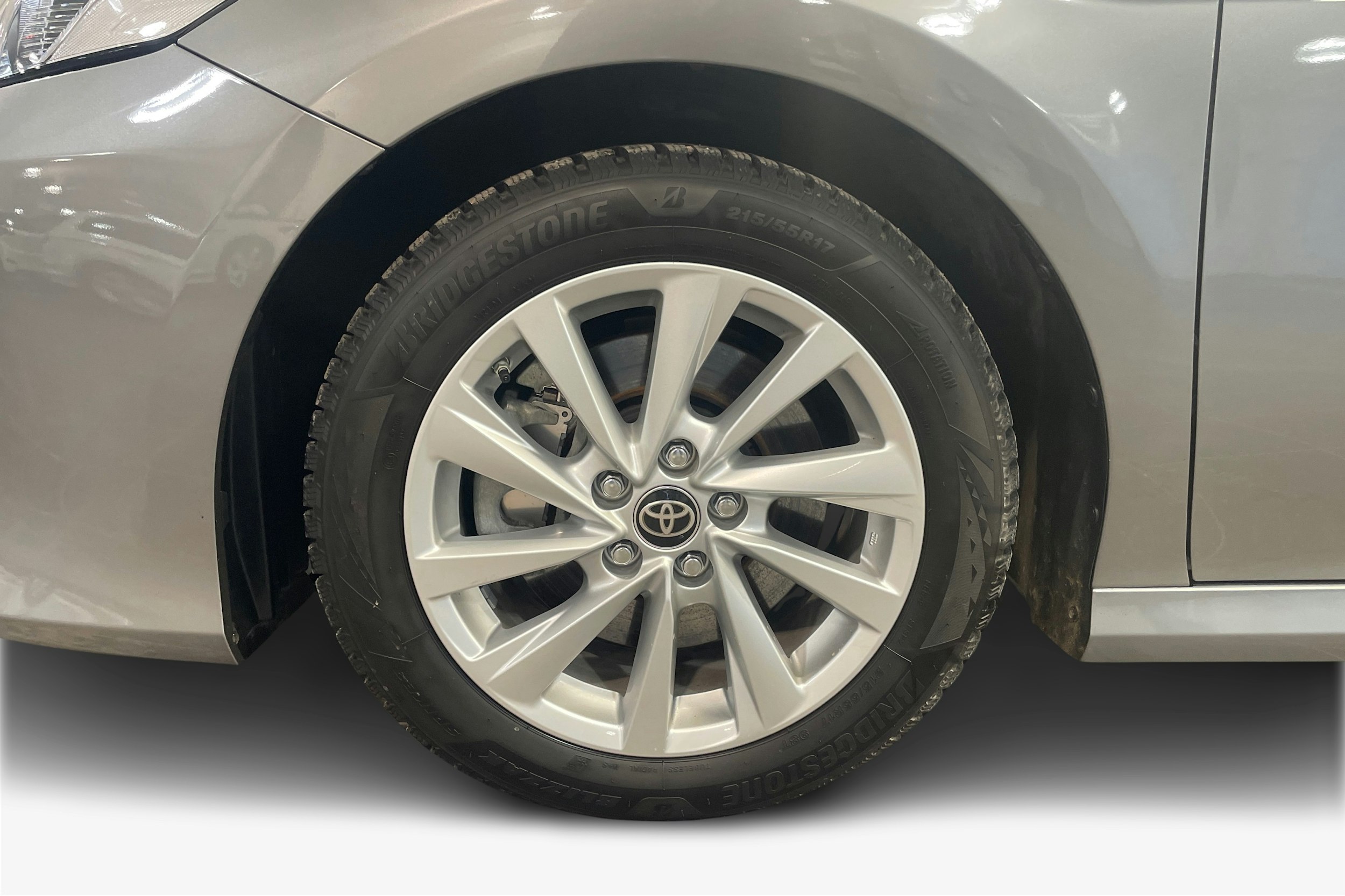 harmaa Toyota Camry 2024 kuva 11.