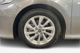 harmaa Toyota Camry 2024 kuva 11.