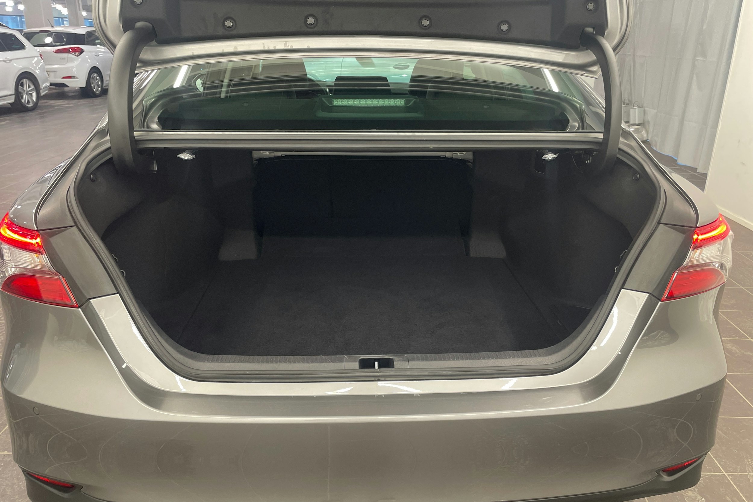 harmaa Toyota Camry 2024 kuva 16.