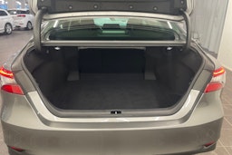 harmaa Toyota Camry 2024 kuva 16.