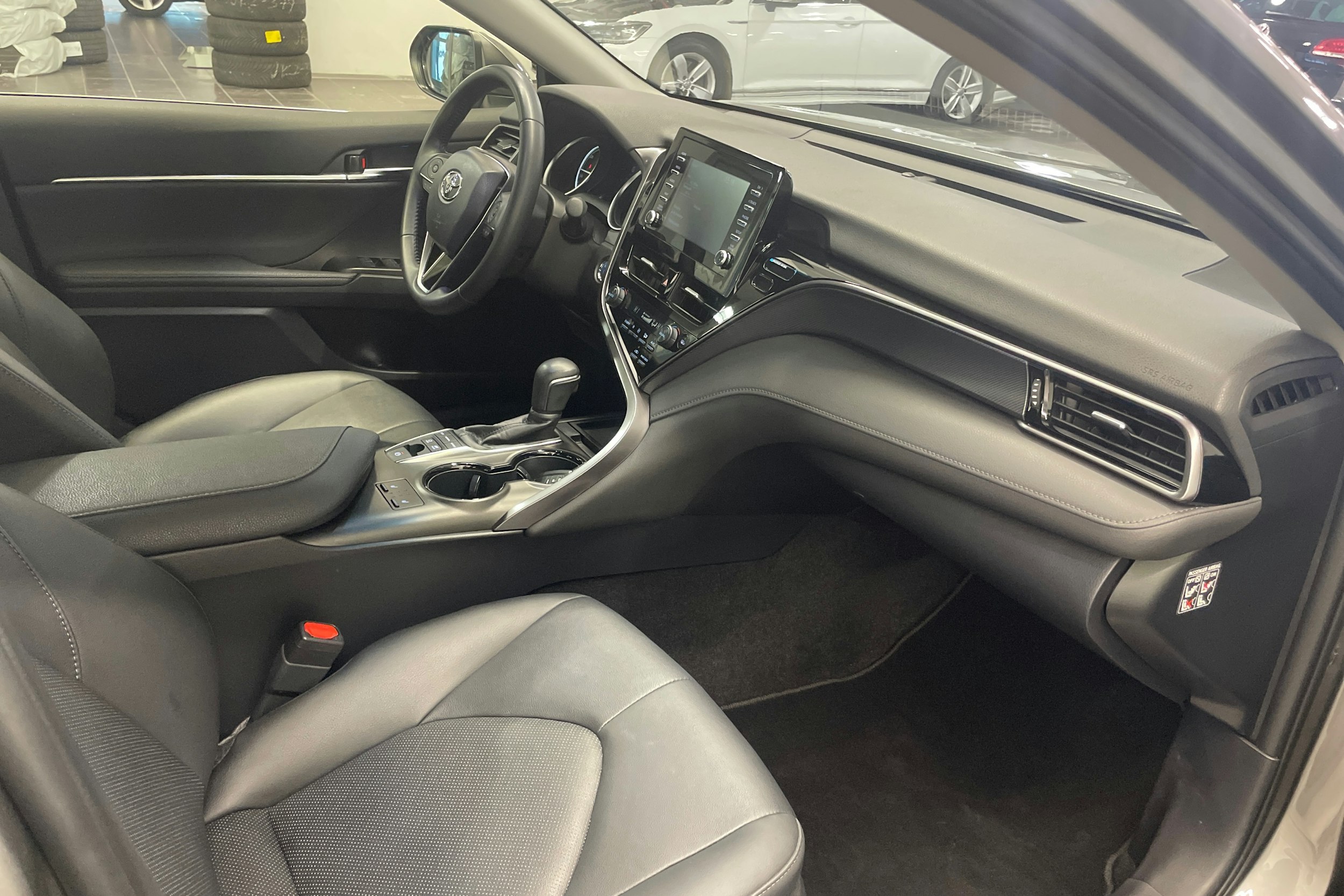 harmaa Toyota Camry 2024 kuva 17.