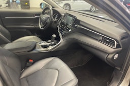 harmaa Toyota Camry 2024 kuva 17.