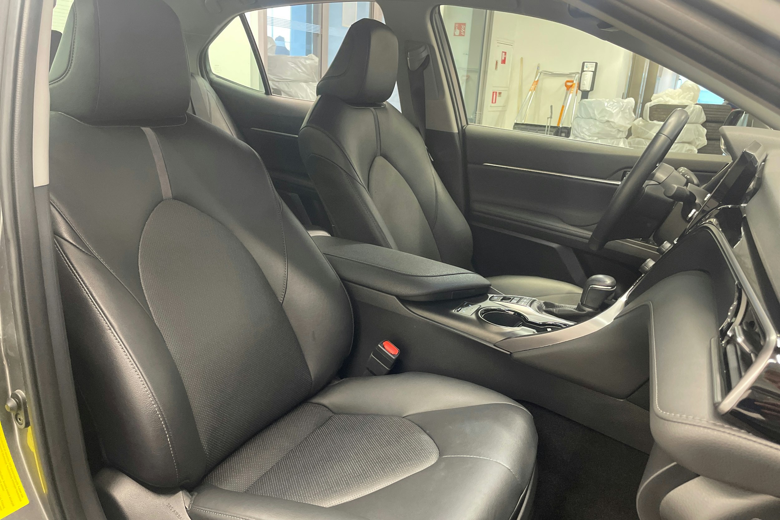 harmaa Toyota Camry 2024 kuva 18.