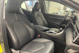 harmaa Toyota Camry 2024 kuva 18.