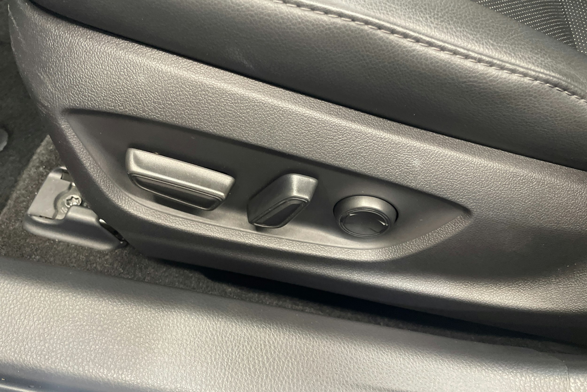 harmaa Toyota Camry 2024 kuva 19.