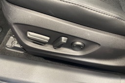 harmaa Toyota Camry 2024 kuva 19.