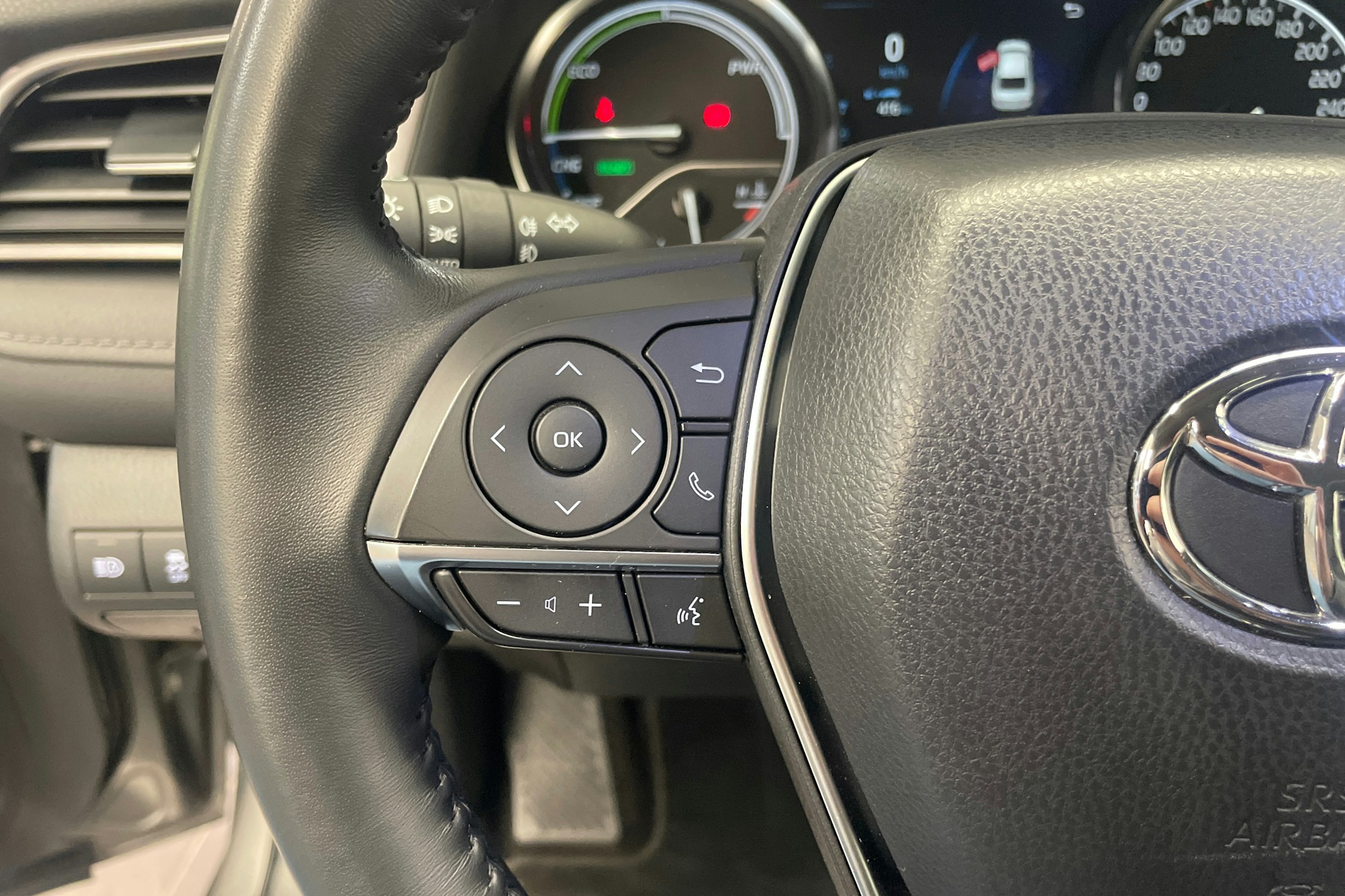 harmaa Toyota Camry 2024 kuva 20.