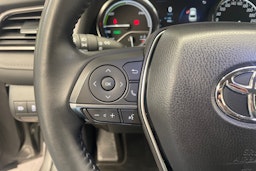 harmaa Toyota Camry 2024 kuva 20.