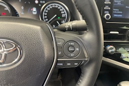 harmaa Toyota Camry 2024 kuva 21.