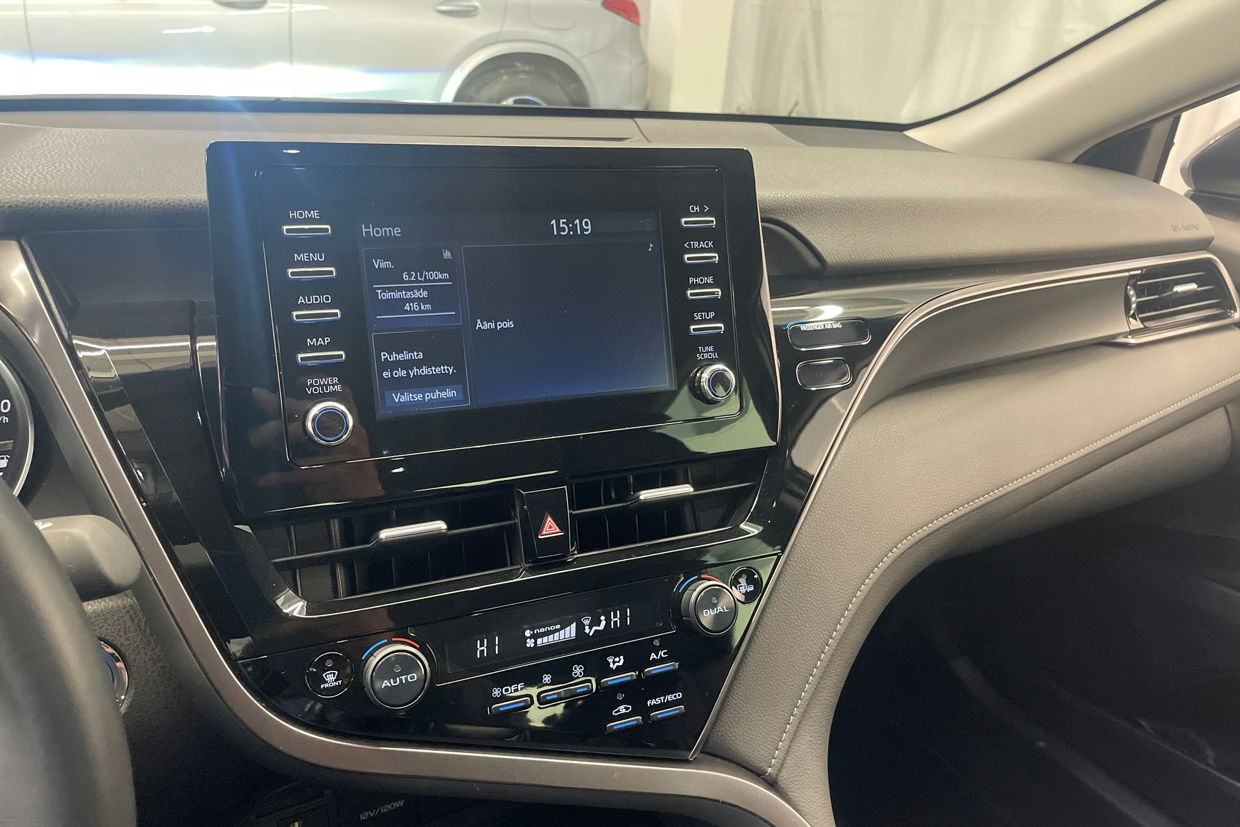 harmaa Toyota Camry 2024 kuva 22.