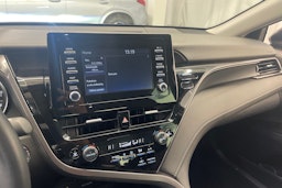 harmaa Toyota Camry 2024 kuva 22.