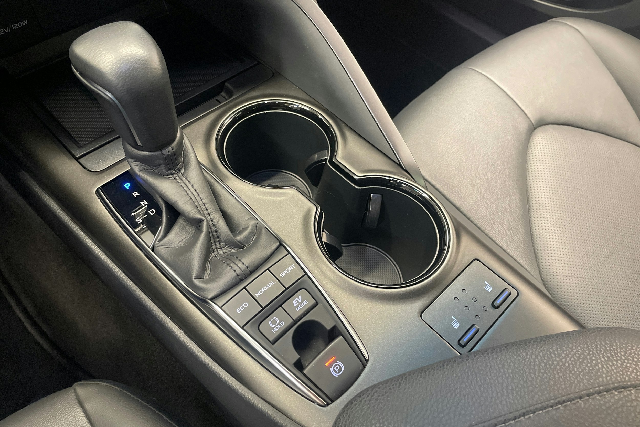 harmaa Toyota Camry 2024 kuva 24.