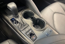 harmaa Toyota Camry 2024 kuva 24.