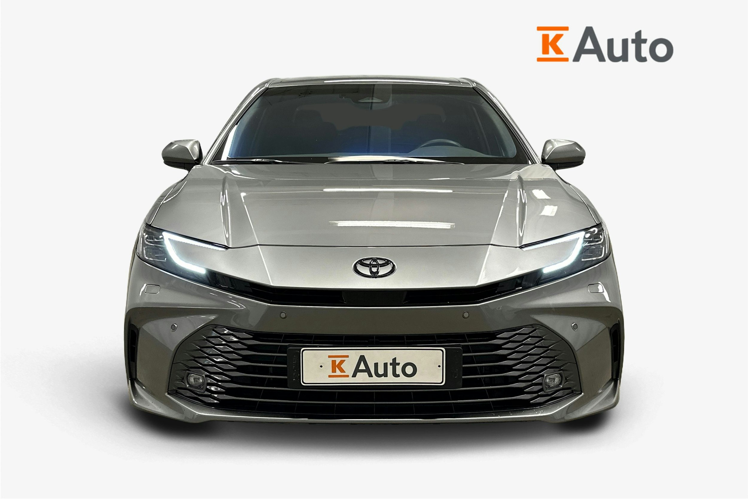 harmaa Toyota Camry 2025 kuva 5.
