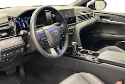 harmaa Toyota Camry 2025 kuva 7.