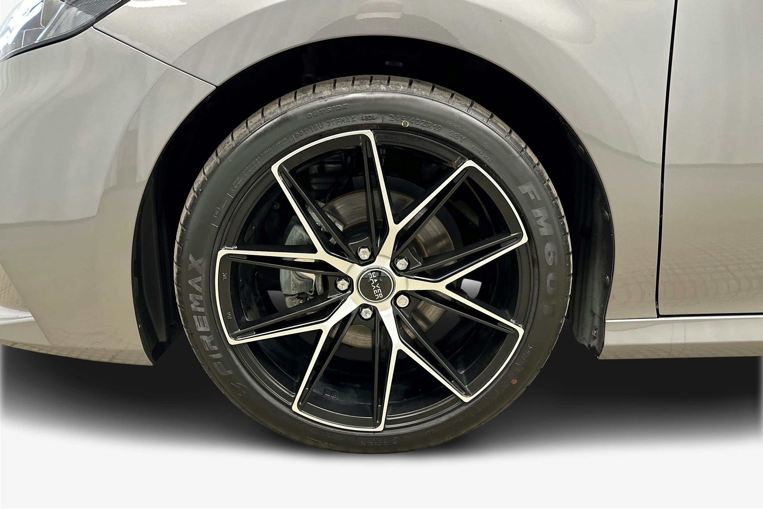 harmaa Toyota Camry 2025 kuva 11.