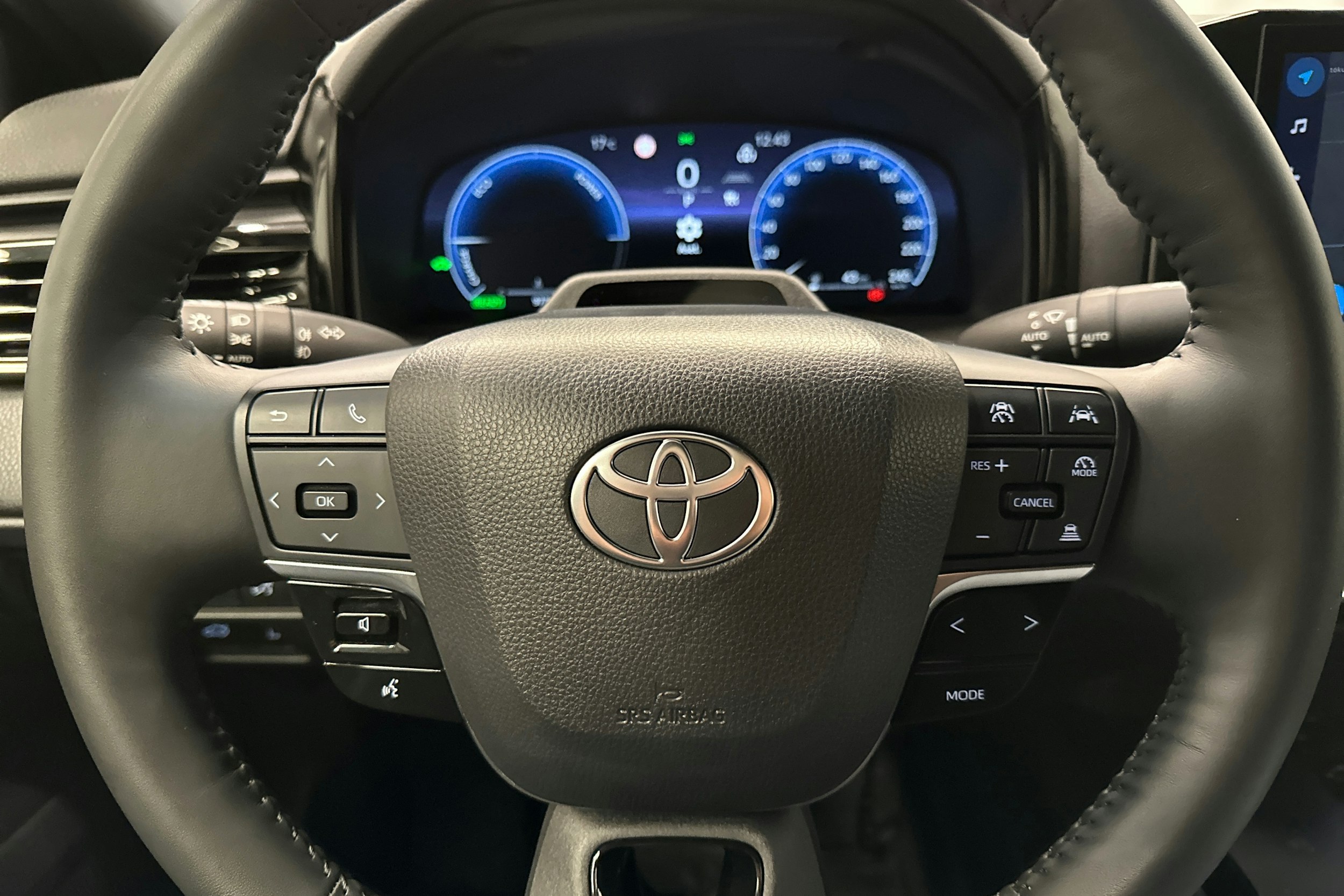 harmaa Toyota Camry 2025 kuva 14.