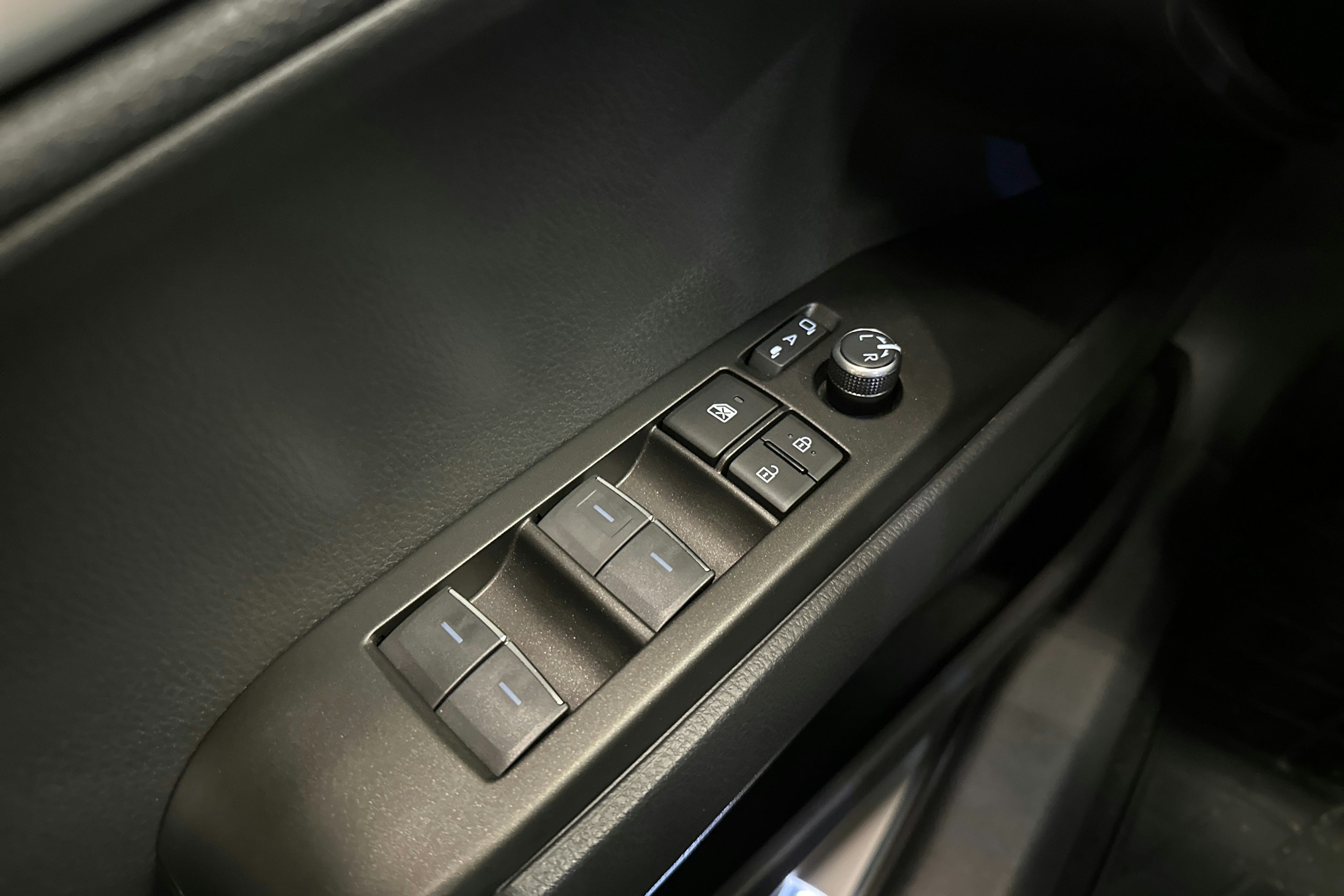 harmaa Toyota Camry 2025 kuva 16.