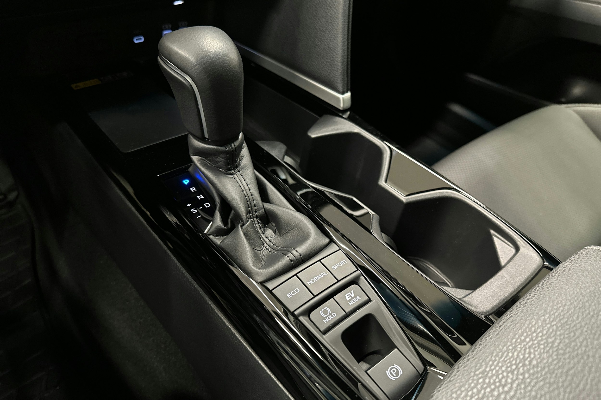 harmaa Toyota Camry 2025 kuva 23.