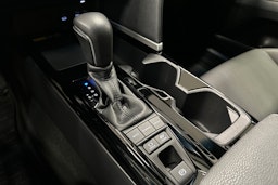 harmaa Toyota Camry 2025 kuva 23.