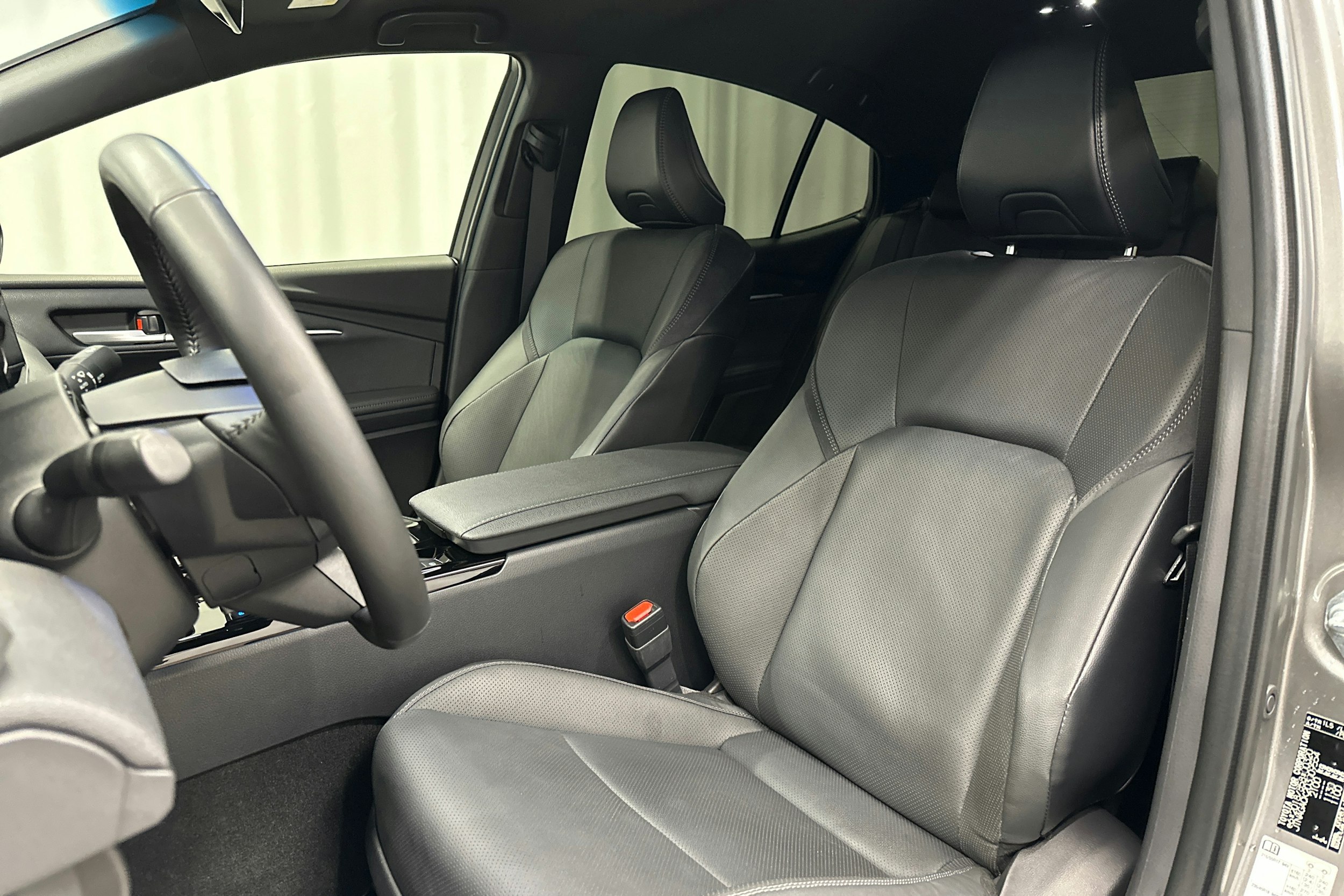 harmaa Toyota Camry 2025 kuva 25.