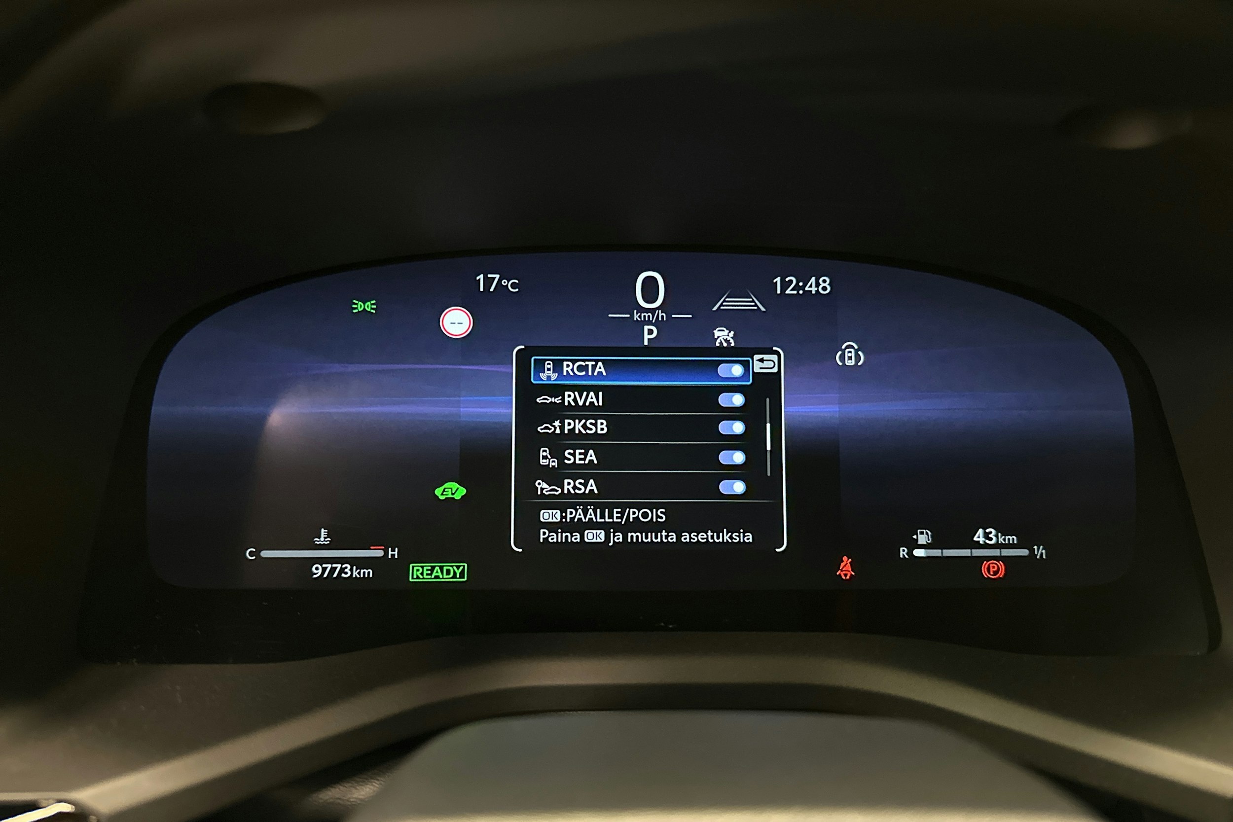 harmaa Toyota Camry 2025 kuva 31.