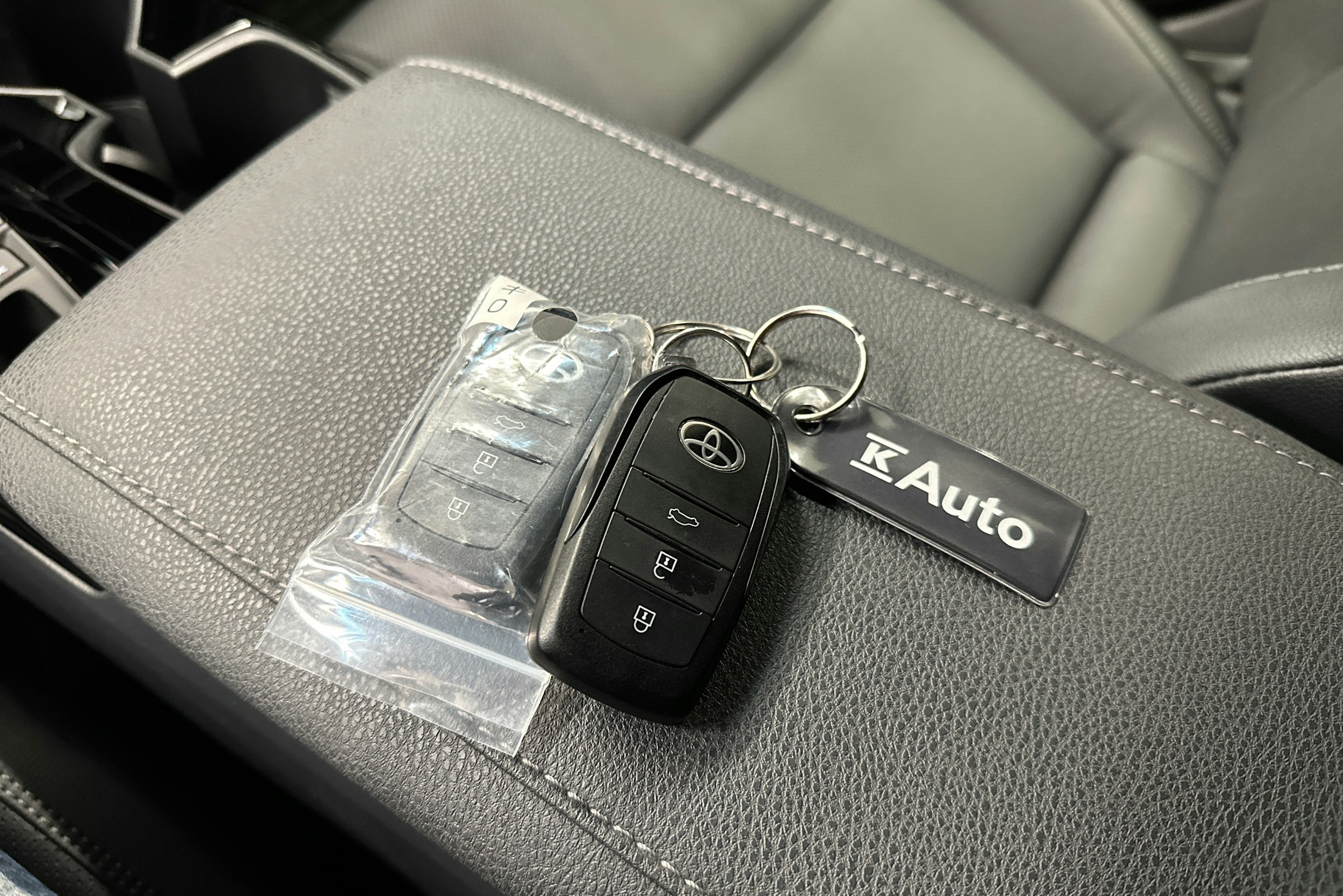 harmaa Toyota Camry 2025 kuva 32.