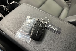 harmaa Toyota Camry 2025 kuva 32.