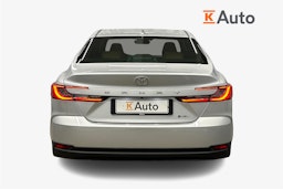 harmaa Toyota Camry 2025 kuva 3.