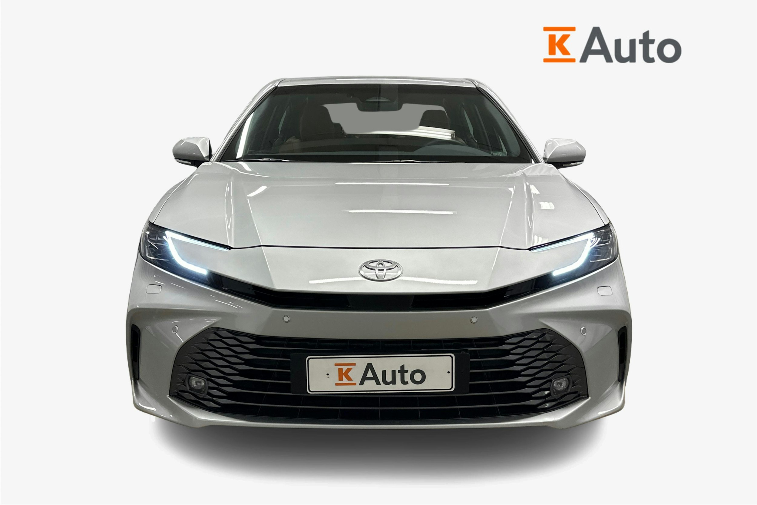 harmaa Toyota Camry 2025 kuva 5.