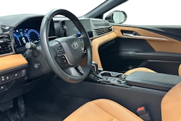 harmaa Toyota Camry 2025 kuva 7.