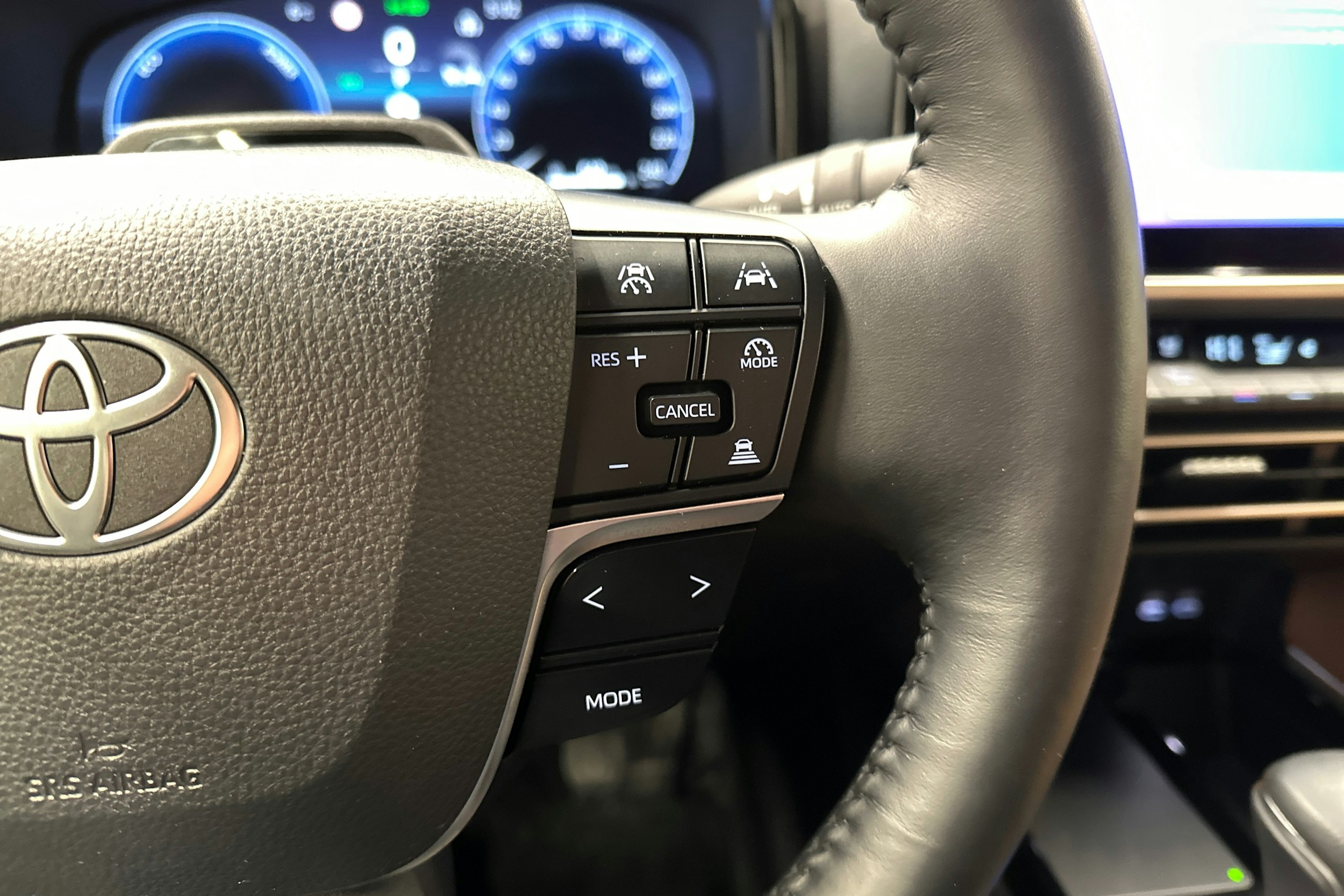 harmaa Toyota Camry 2025 kuva 15.