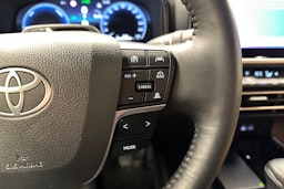 harmaa Toyota Camry 2025 kuva 15.