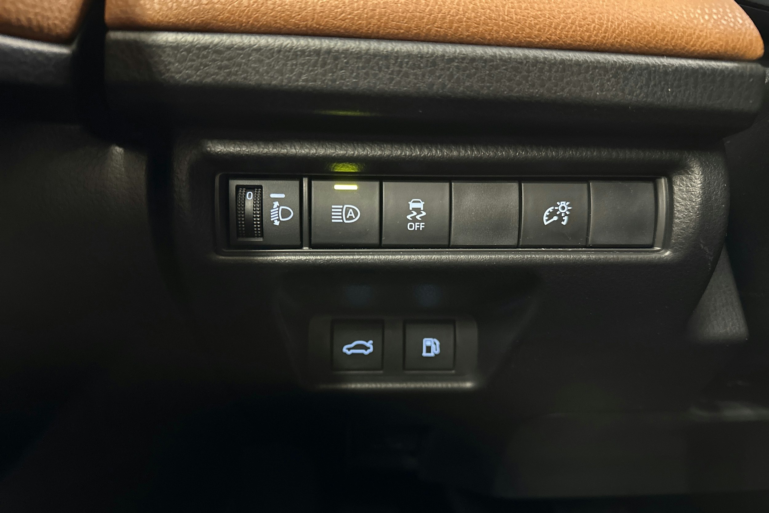 harmaa Toyota Camry 2025 kuva 18.