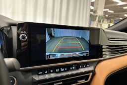 harmaa Toyota Camry 2025 kuva 20.