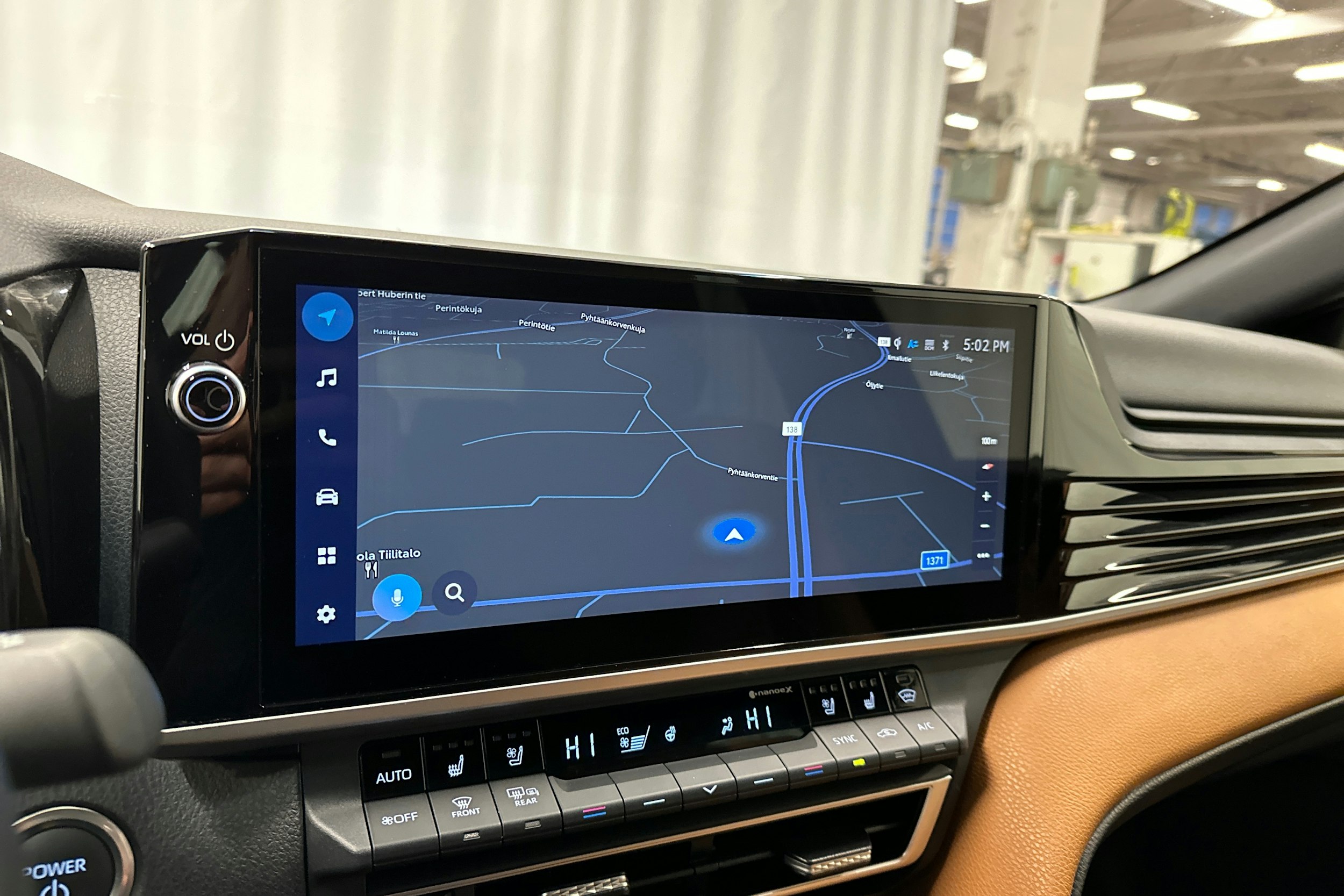 harmaa Toyota Camry 2025 kuva 21.